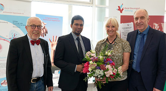 Der Preisträger Dr. Prakash Chelladurai mit Prof. Olschewski, Hans-Dieter Kulla und Regina Friedemann