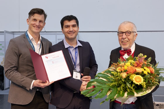 Prof. Dr. Hanno Leuchte (links), der Preisträger PD Dr. Khodr Tello (Mitte) und Hans-Dieter Kulla (rechts)